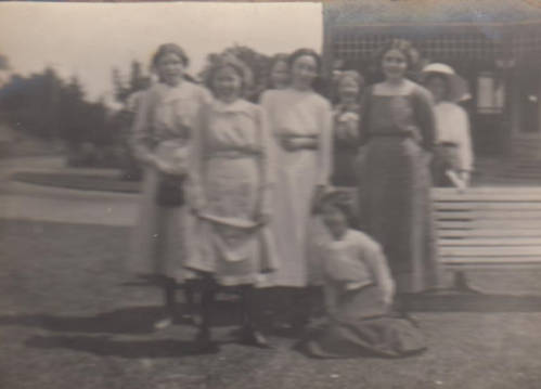 1911 - GHS students takne the day before leaving for Christmas - St Hilda's Anglican School For Girls