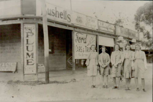 1942 boarders outside the grocery store in Bencubbin - St Hilda's Anglican School For Girls
